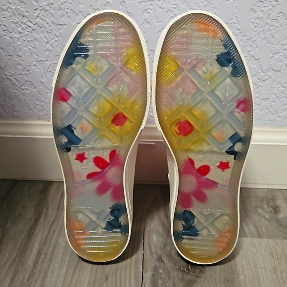 Too small - Picture 1 of 3